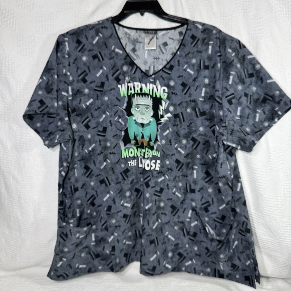 Universal Monsters Women's Monster on The Loose Scrub Top Size‎ 3x Halloween